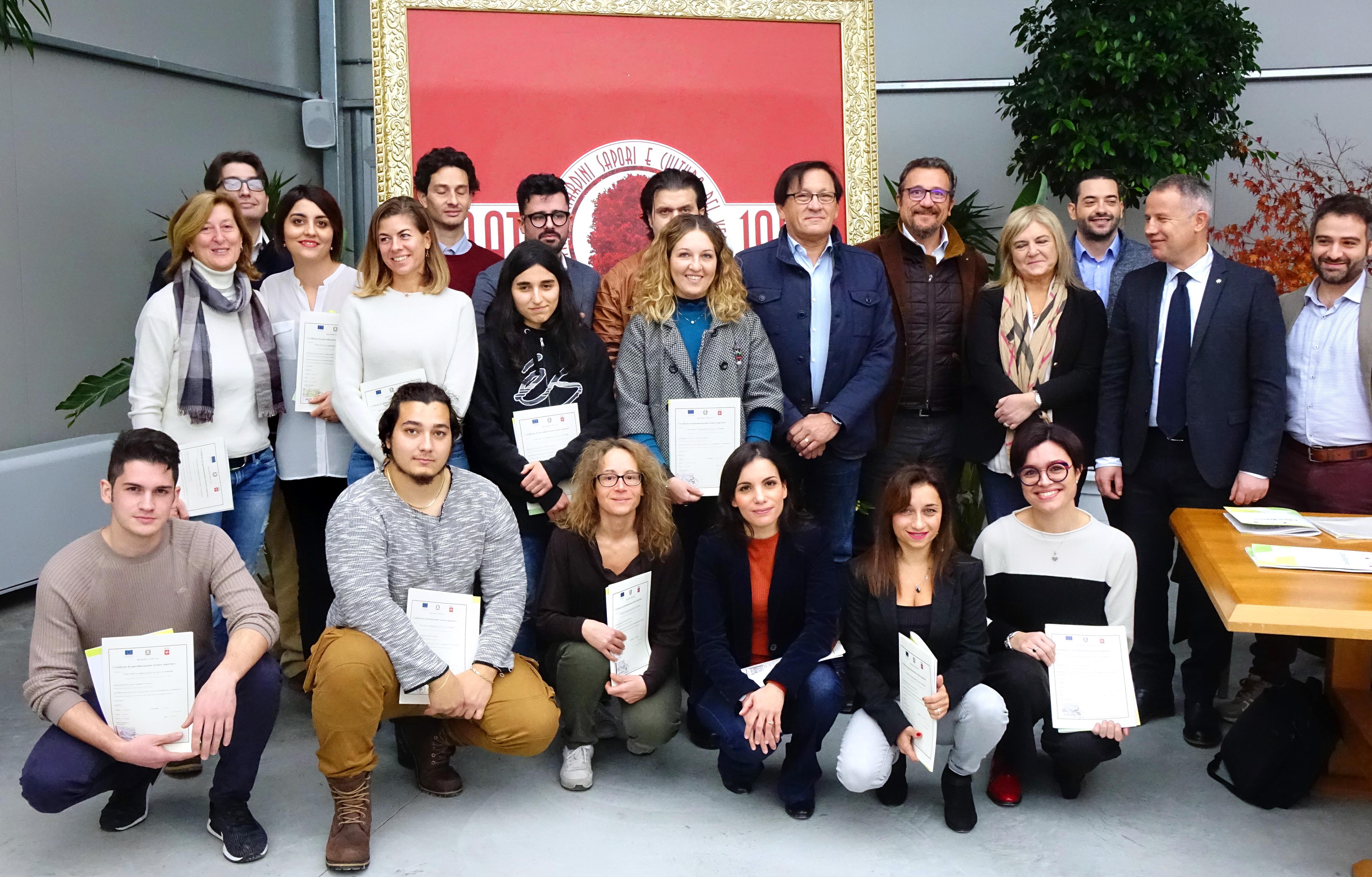 Foto di gruppo per i corsisti che hanno ricevuto il diploma. Quarto da destra Francesco Mati, alla sua destra l’assessore Frosini (foto Gori)
