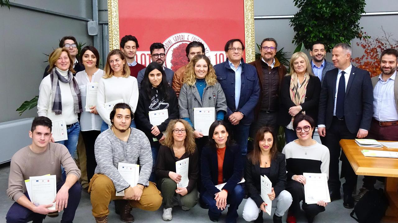 Foto di gruppo per i corsisti che ieri hanno ricevuto il diploma. Quarto da destra Francesco Mati, alla sua destra l’assessore Frosini (foto gori)