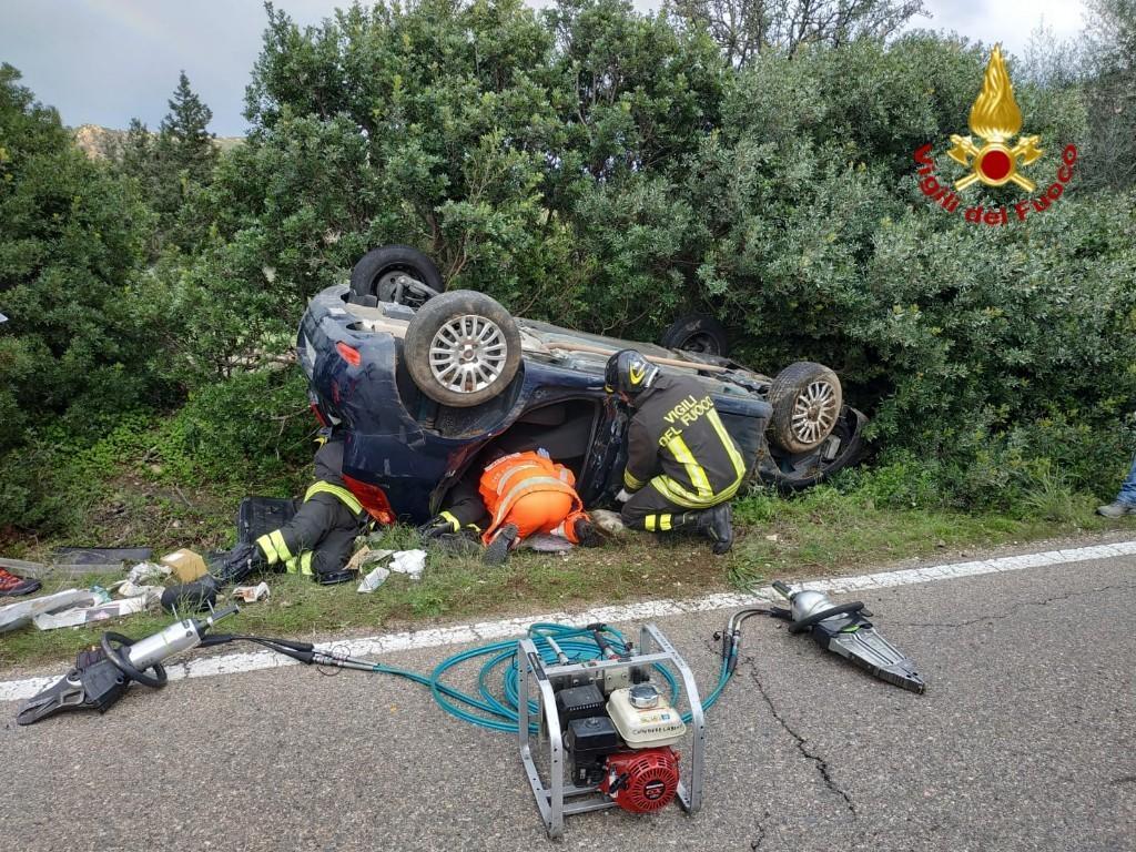 I vigili del fuoco e il personale del 118 al lavoro per estrarre l'uomo dall'abitacolo
