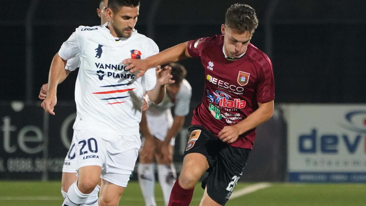 Il granata Michele Bruzzo in azione: suo il gol decisivo nel derby tra Siena e Pontedera