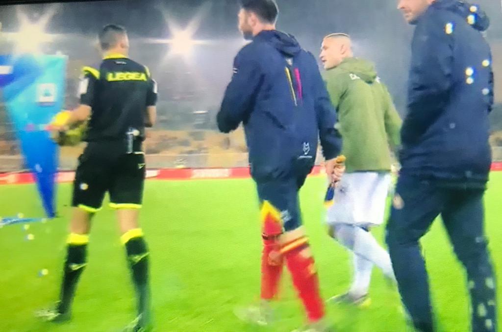 L'arbitro parla con Nainggolan