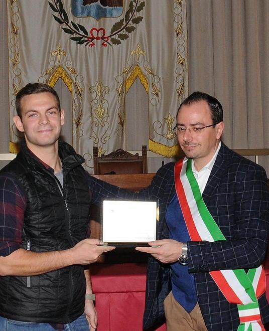 La premiazione di Vittorio Masetti da parte del sindaco