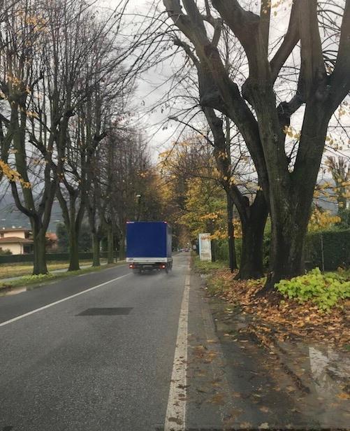 No ai camion sul viale Apua «Il Comune faccia qualcosa» 