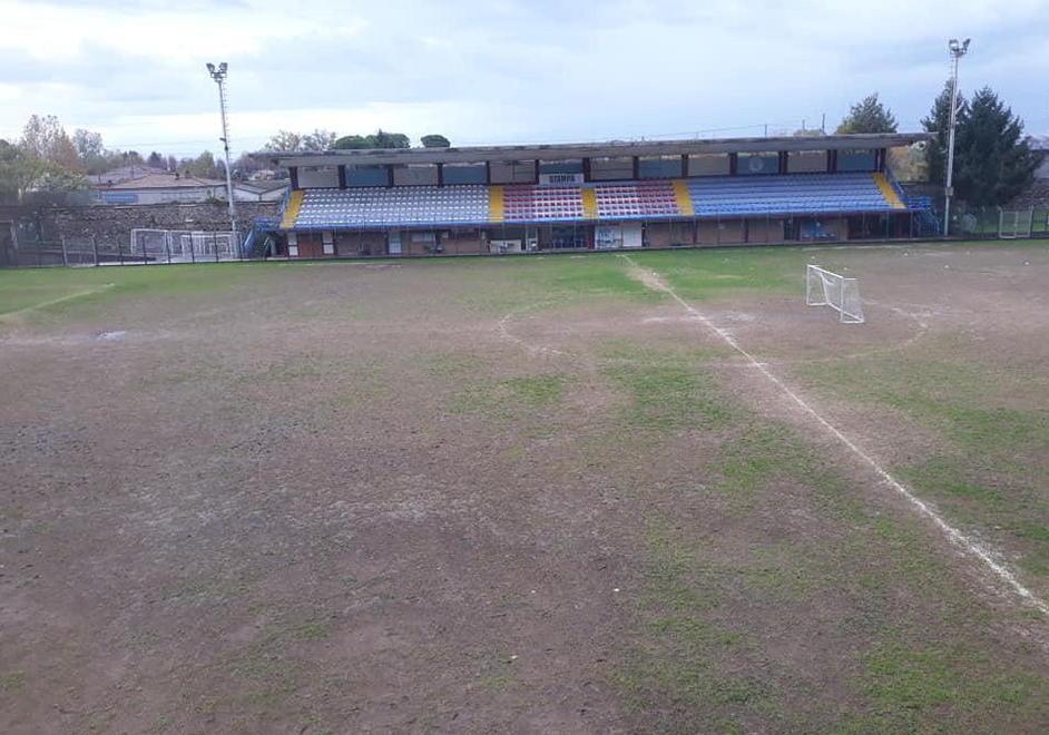 Lo stadio ormai senza erba
