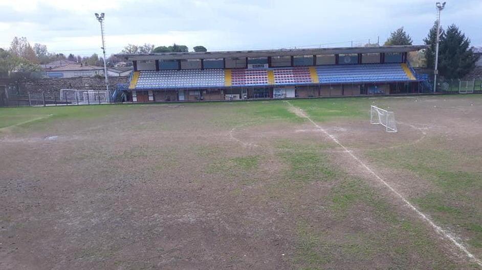 Lo stadio ormai senza erba