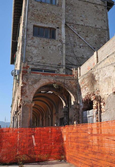 Via i manufatti in amianto dal palazzo Coppedè
