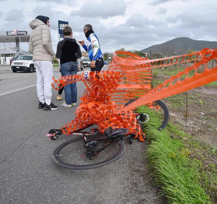 Impigliato nella rete con la bici Soccorso e portato all’ospedale