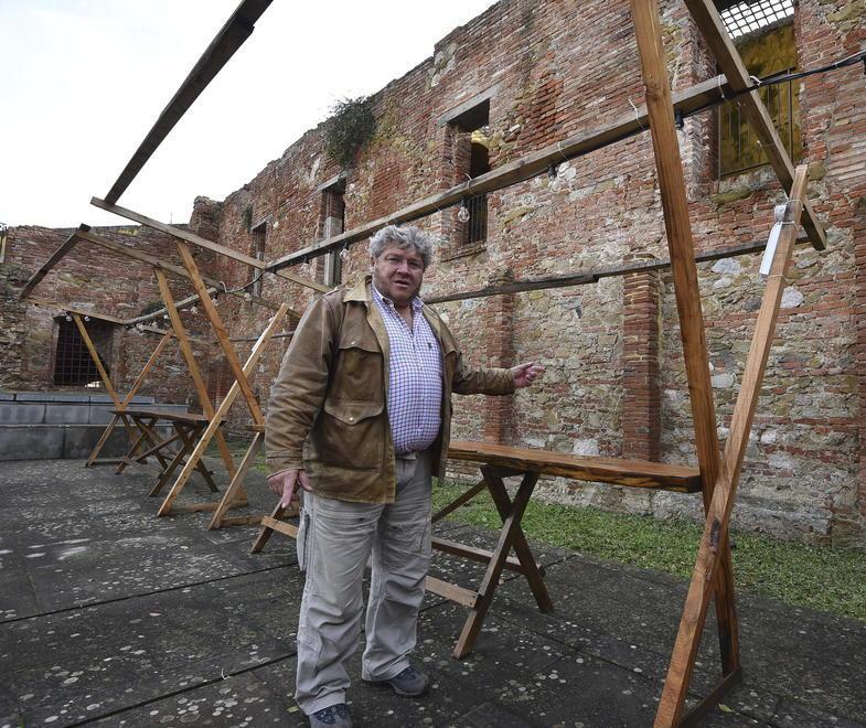 L'area spettacoli del Cassero: Guido Del Gizzo mostra il punto in cui verrà ancorato il grande albero (Foto Agenzia Bf)