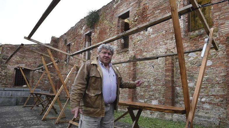 L'area spettacoli del Cassero: Guido Del Gizzo mostra il punto in cui verrà ancorato il grande albero (Foto Agenzia Bf)