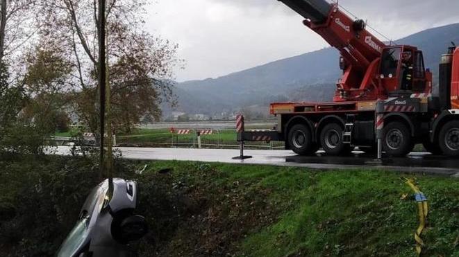 Auto finisce nel fossato: il conducente si salva
