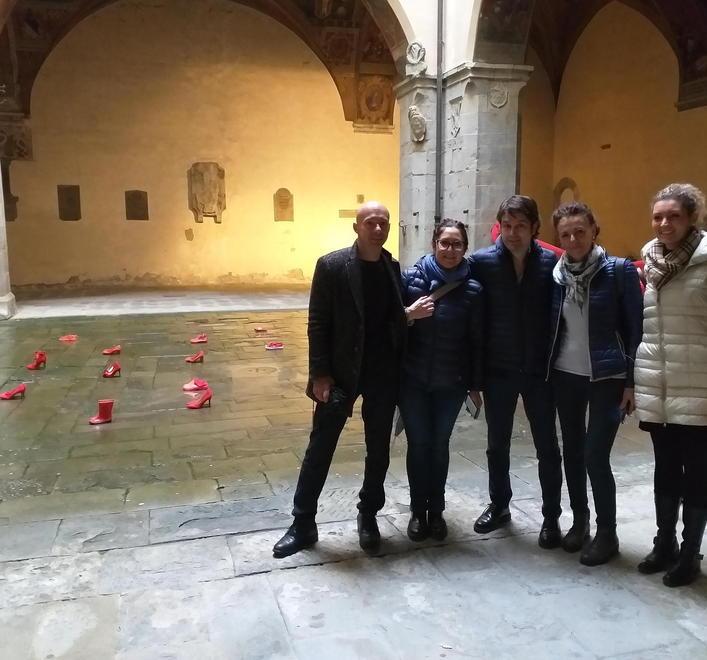 Scarpette rosse in tribunale L’iniziativa degli avvocati