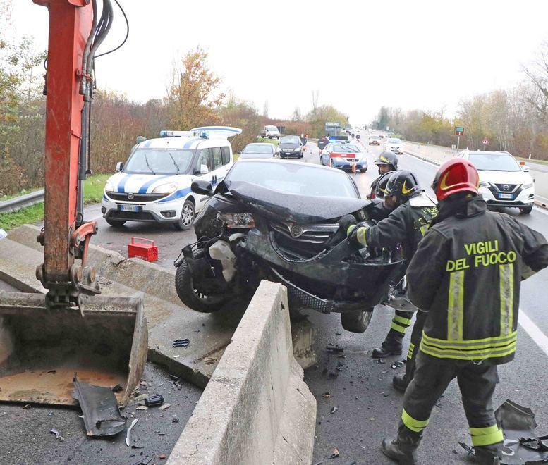 Scontro in auto, tre feriti 