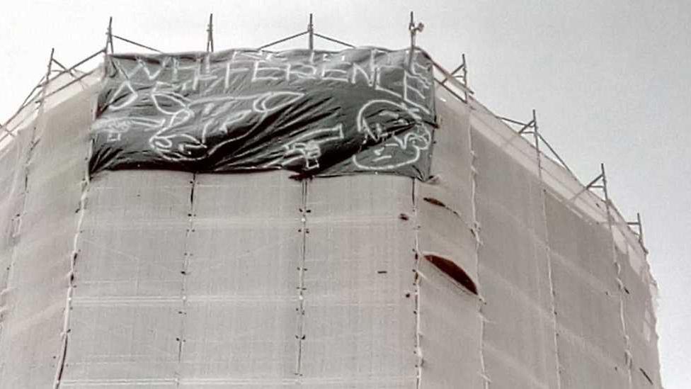 Blitz animalista sulla Torre ingabbiata