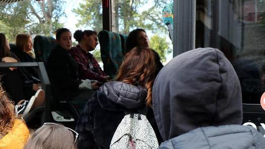 Autobus stracolmi e vecchi bufera sul trasporto scolastico