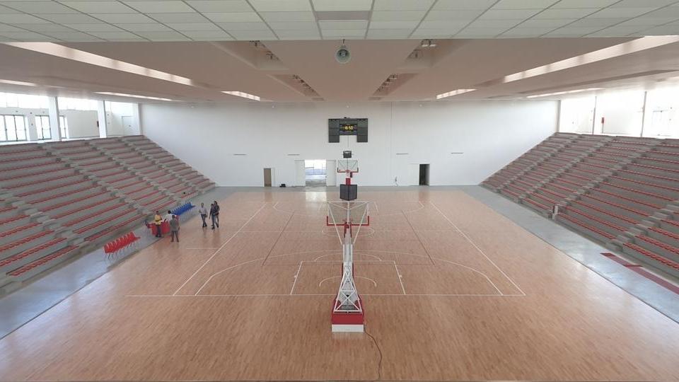 Tribune troppo lunghe e spogliatoi stretti