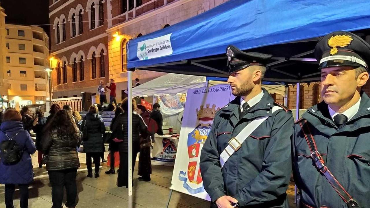 Cagliari, uno stand dei carabinieri contro la violenza sulle donne