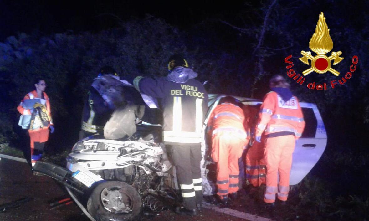 Incastrato nell’auto dopo lo scontro