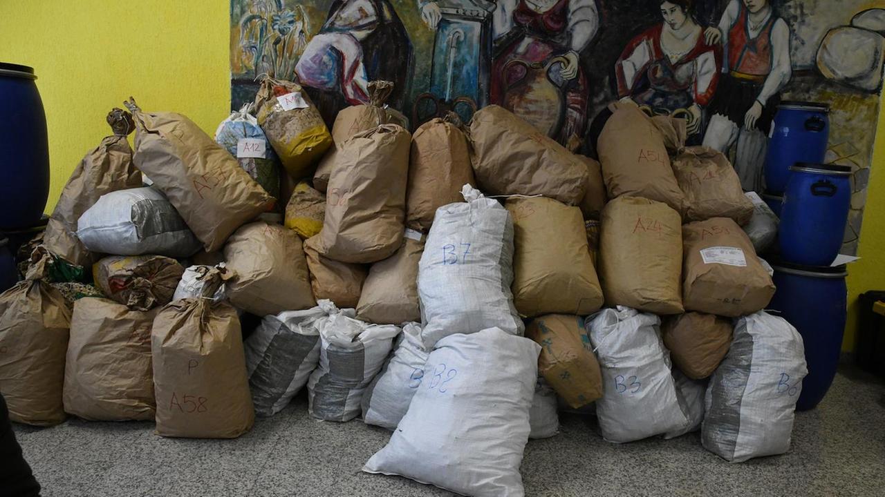 Sotto chiave 700 chili di droga, 3 arresti