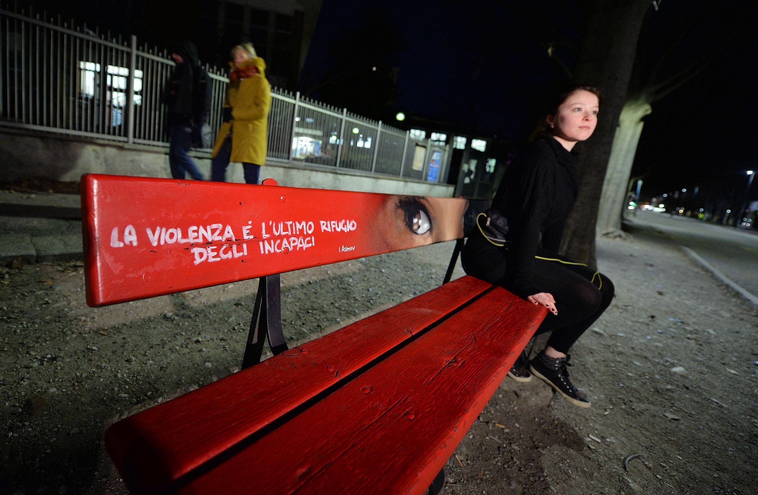 Una panchina rossa simbolo della violenza contro le donne
