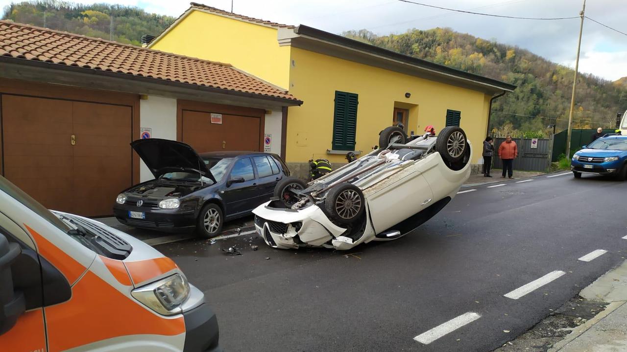 L'auto ribaltata sulla strada a Mercatale a Cavarzano
