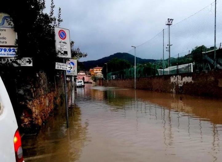 Un nubifragio si abbatte in città, allagati Carburo e San Giovanni 