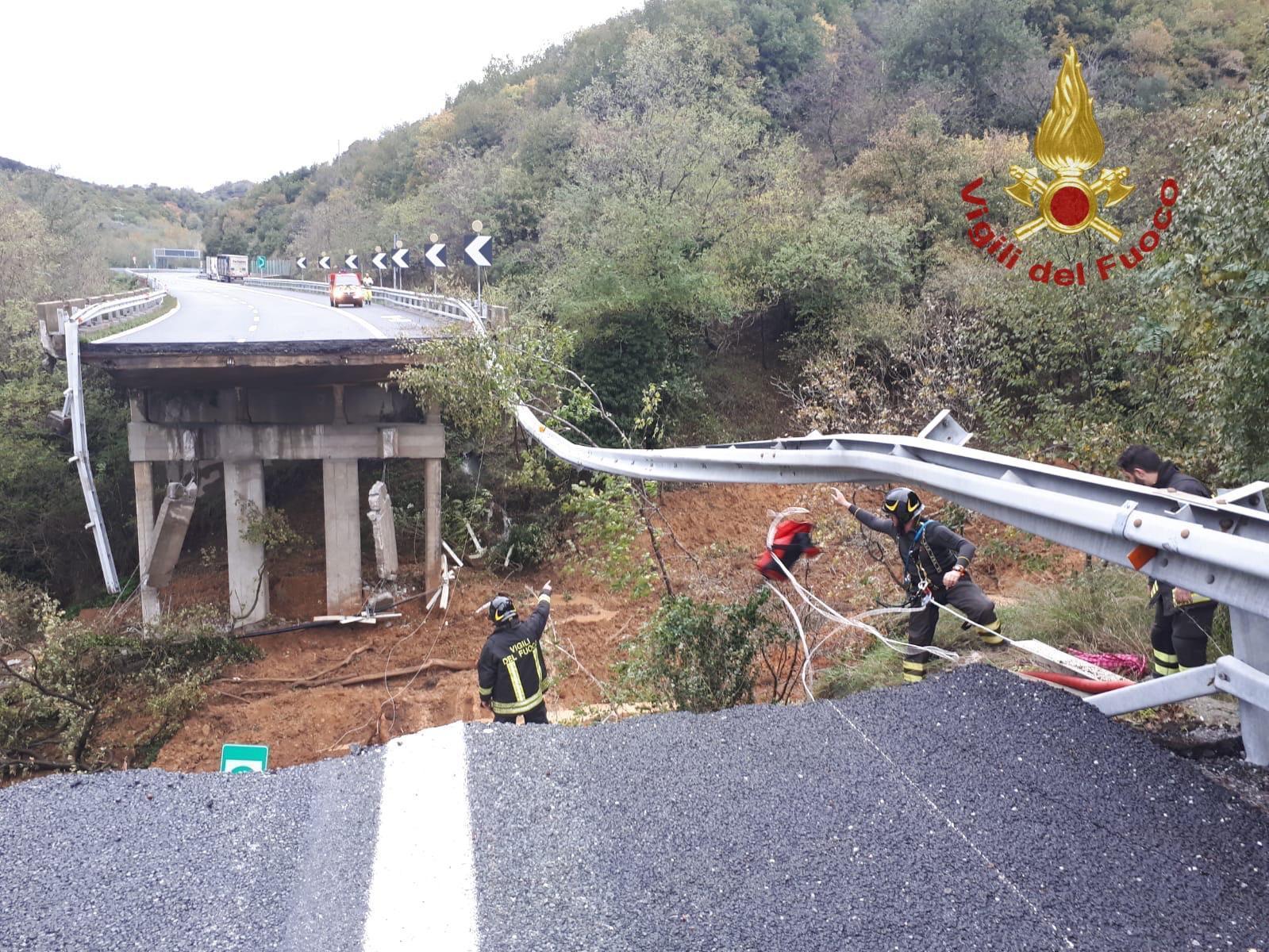 Frana sulla A6, crolla viadotto. Ferrara, arriva la piena del Po