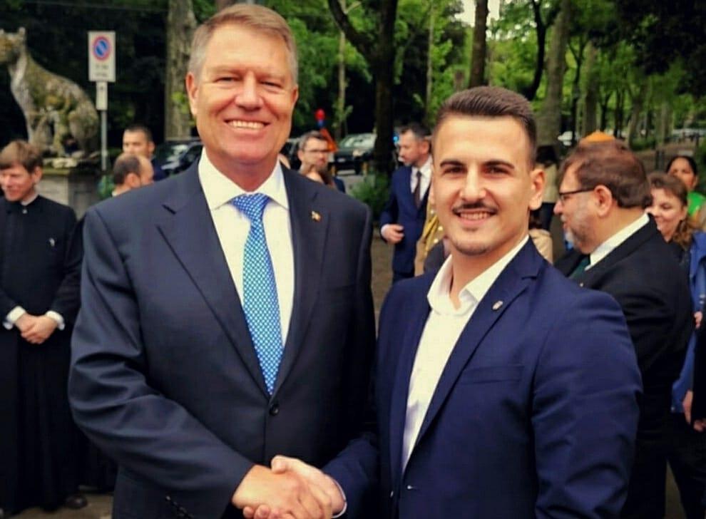 Il consigliere Claudiu Stanasel col presidente romeno Klaus Werner Iohannis