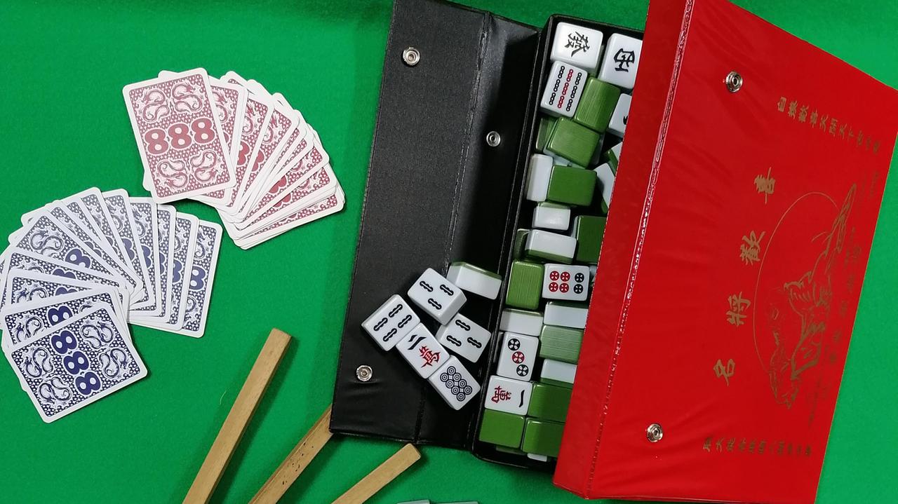 Uno dei tavoli da gioco della bisca clandestina