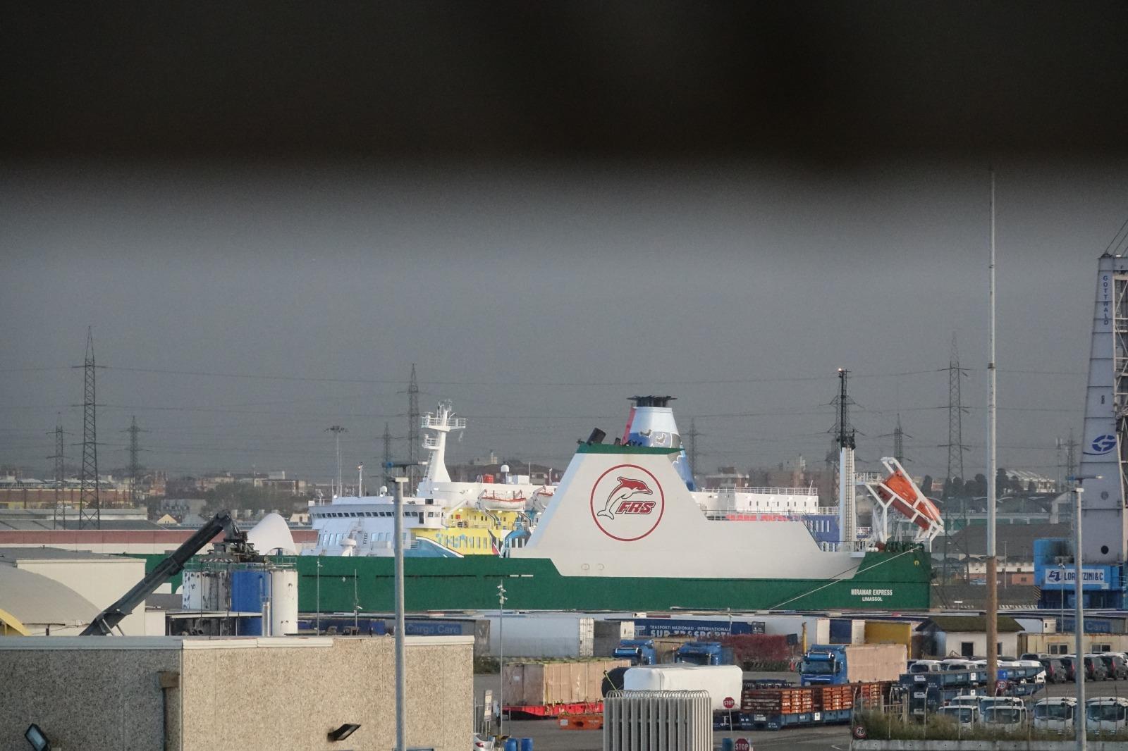 Una veduta del porto di Livorno (foto Repetti/Pentafoto)