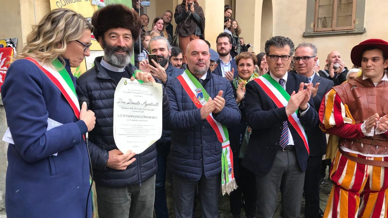 Don Donato Agostinelli durante la cerimonia per il conferimento della cittadinanza onoraria