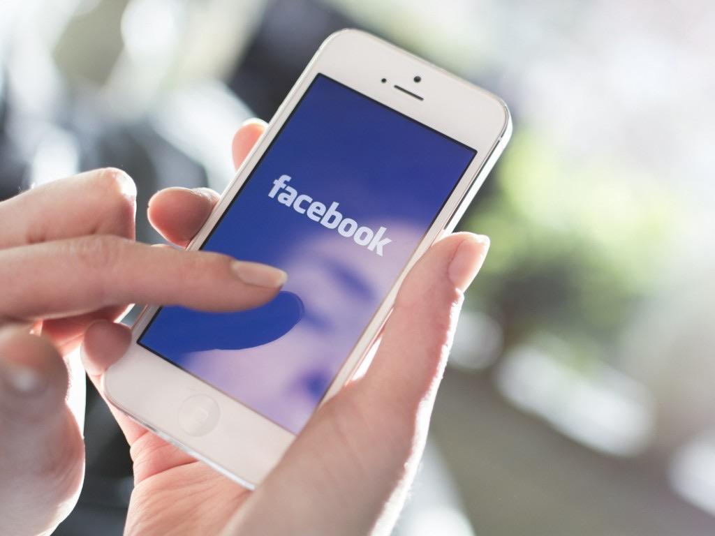 E' ai domiciliari per un'estorsione, l'uso dei social lo fa finire in carcere 