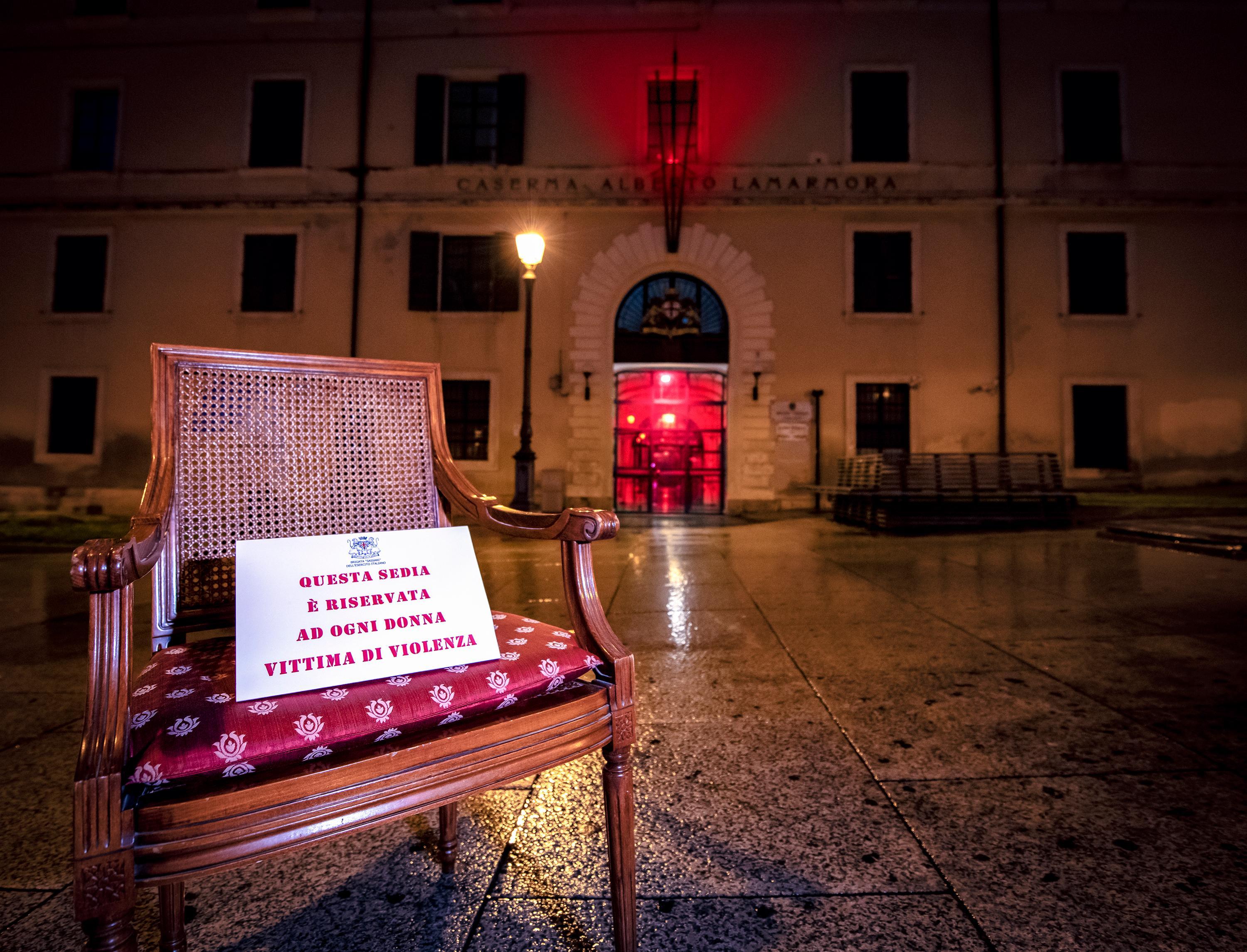 Violenza sulle donne, la caserma della Brigata si tinge di rosso a Sassari 