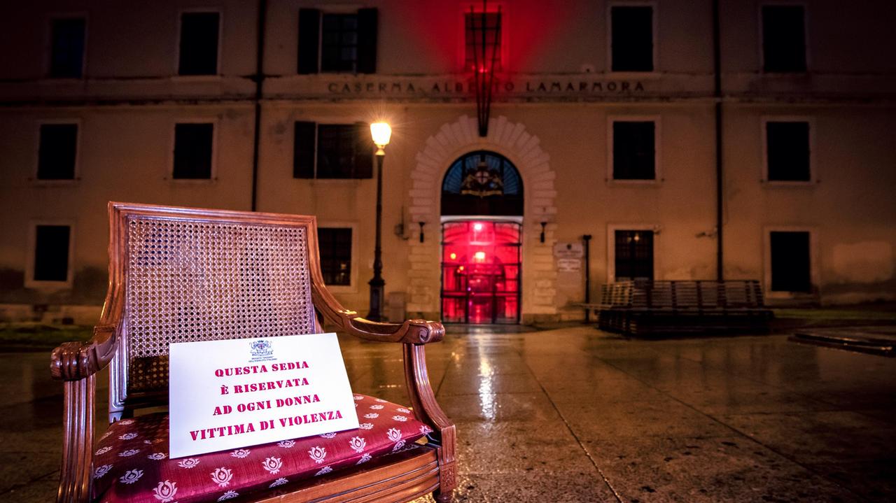 Violenza sulle donne, la caserma della Brigata si tinge di rosso a Sassari