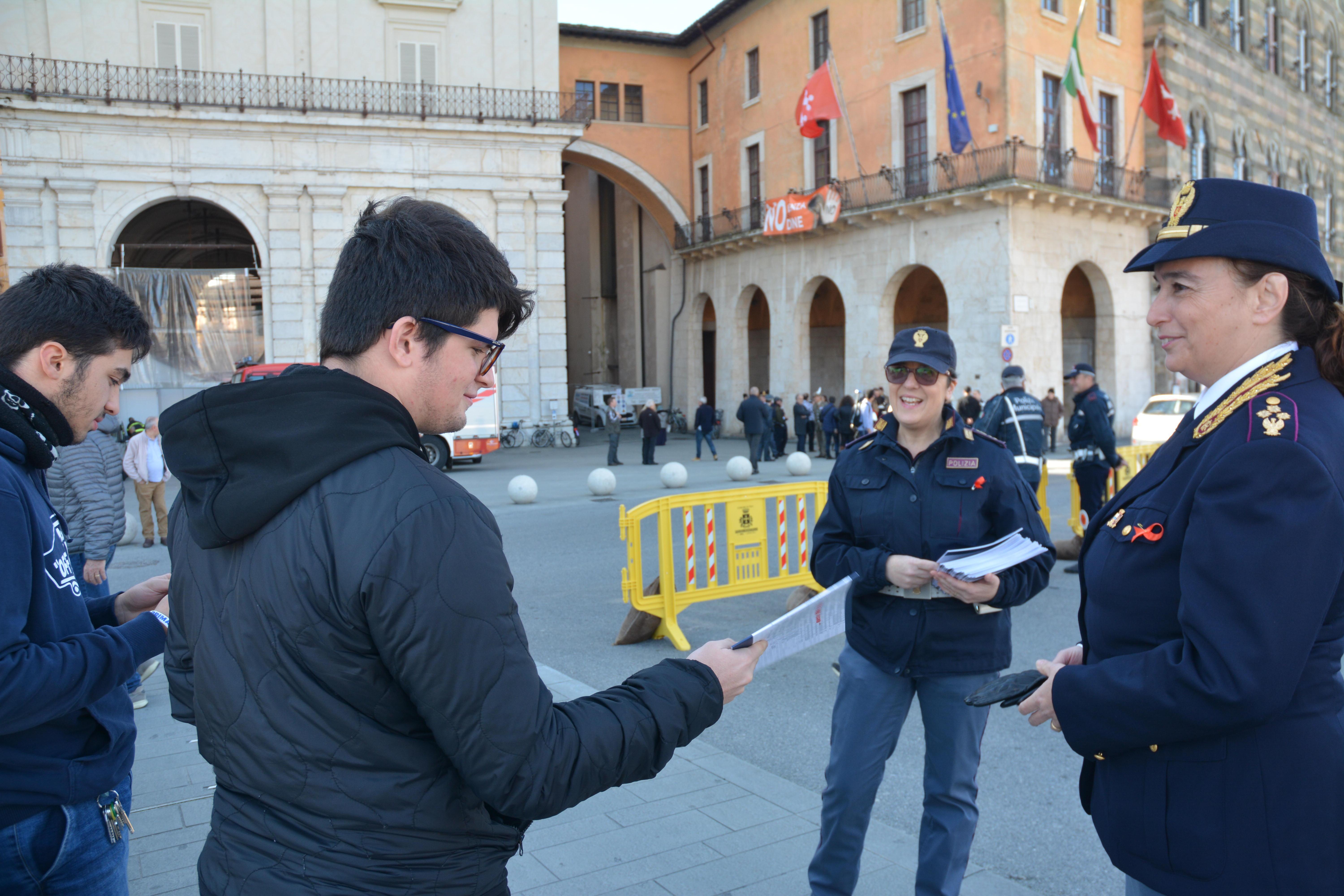 Pisa, femminicidio: le agenti della polizia fanno informazione in strada
