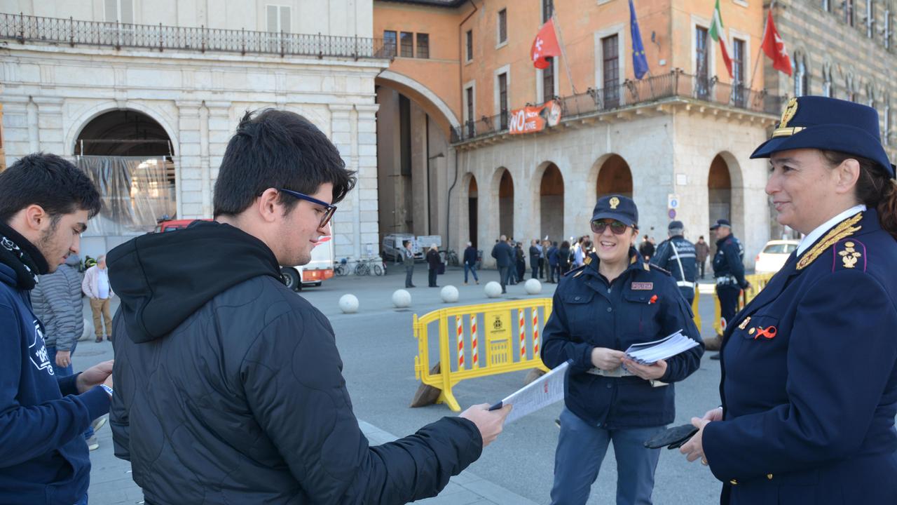 Pisa, femminicidio: le agenti della polizia fanno informazione in strada