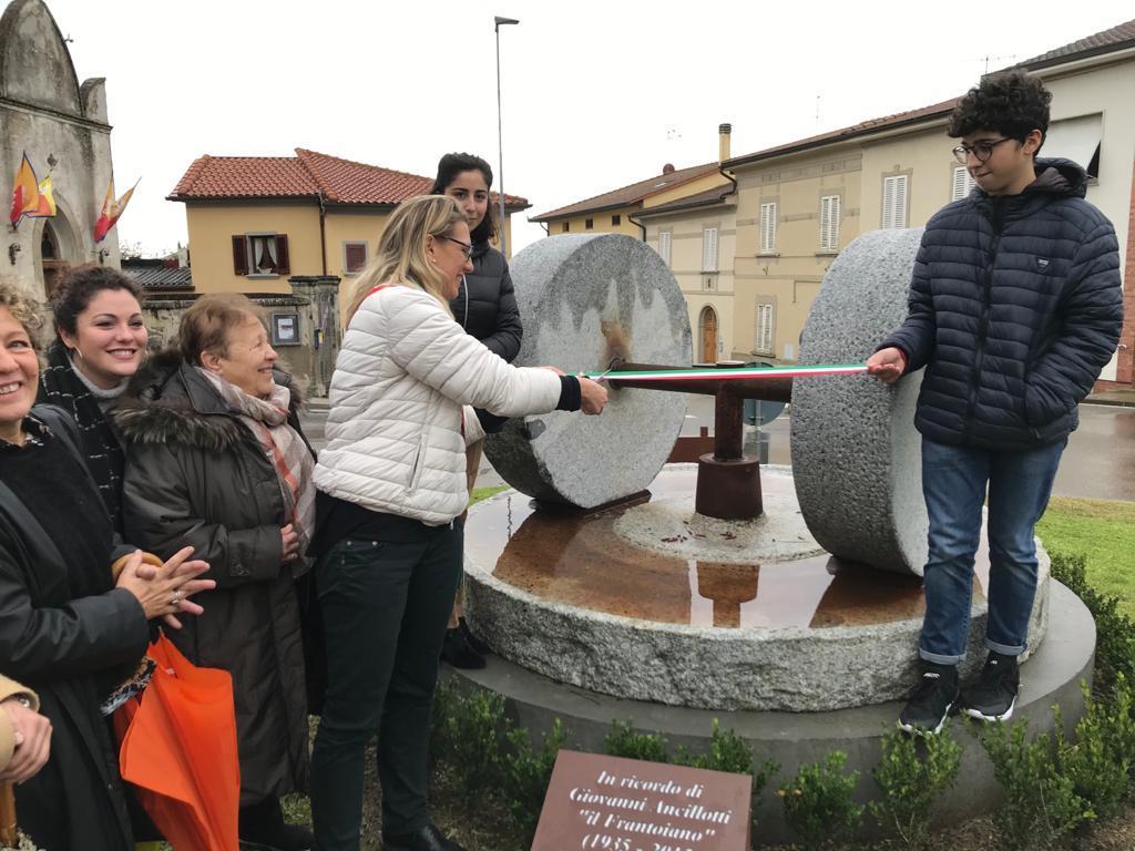 Il taglio del nastro alla macina installata alla rotonda