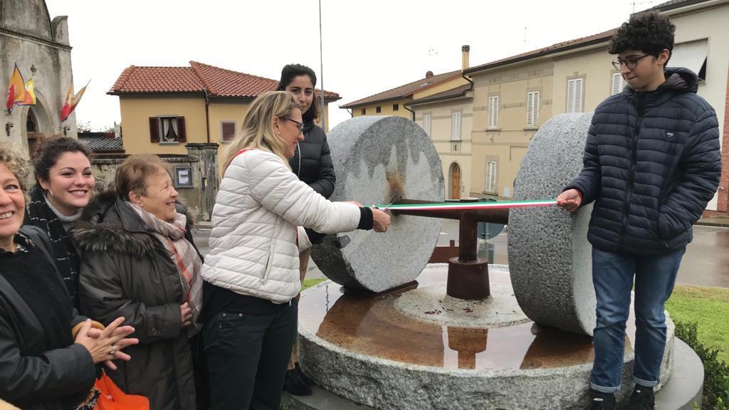 Il taglio del nastro alla macina installata alla rotonda