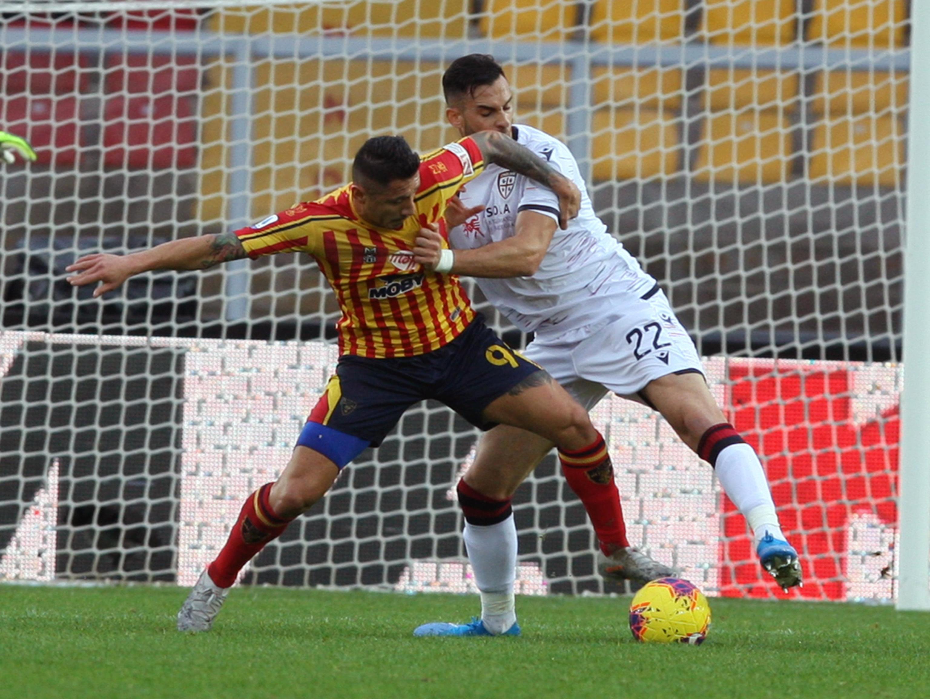 Dieci minuti di follia a Lecce, il Cagliari butta via la vittoria