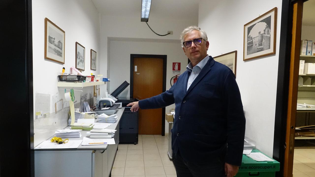 Giovanni Giannone mostra dove si trovavano i computer rubati (foto Riccardo Repetti/Pentafoto)