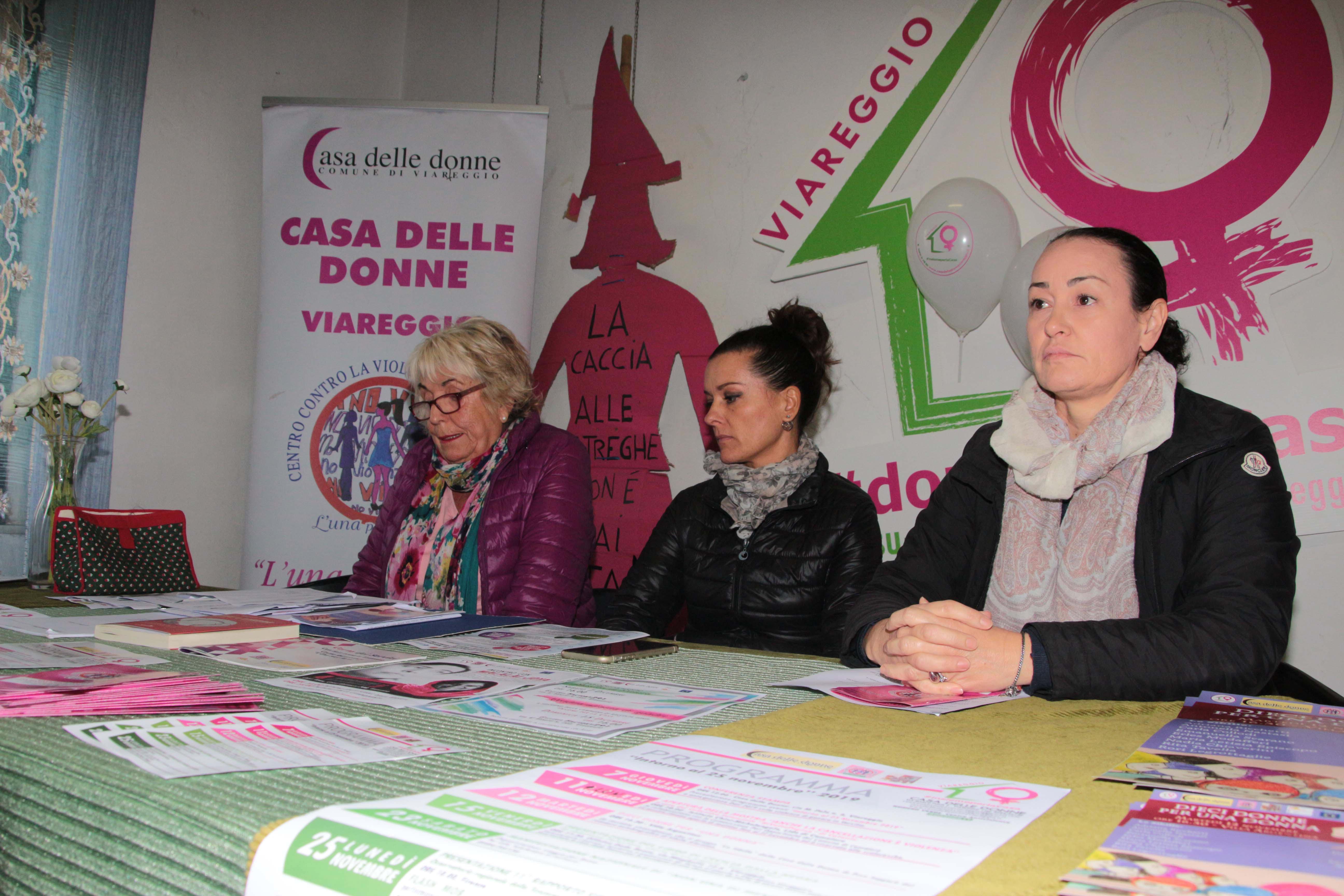 Le volontarie della  Casa  delle  donne con la presidente Ersilia Raffaelli (a sinistra)