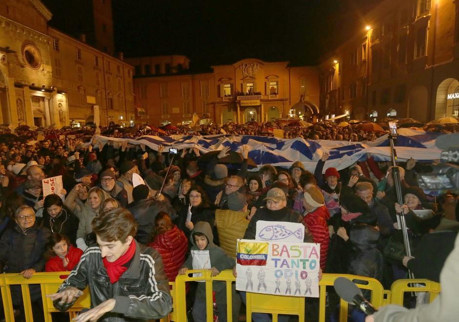 Sardine, mito di Narciso e civismo “politico”: quando la piazza strapiena spiazza i partiti 