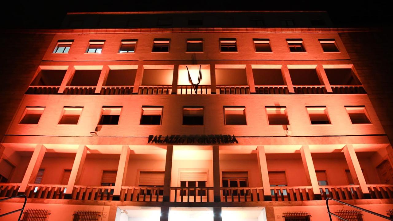 Il tribunale di Nuoro colorato di arancio (foto Massimo Locci)