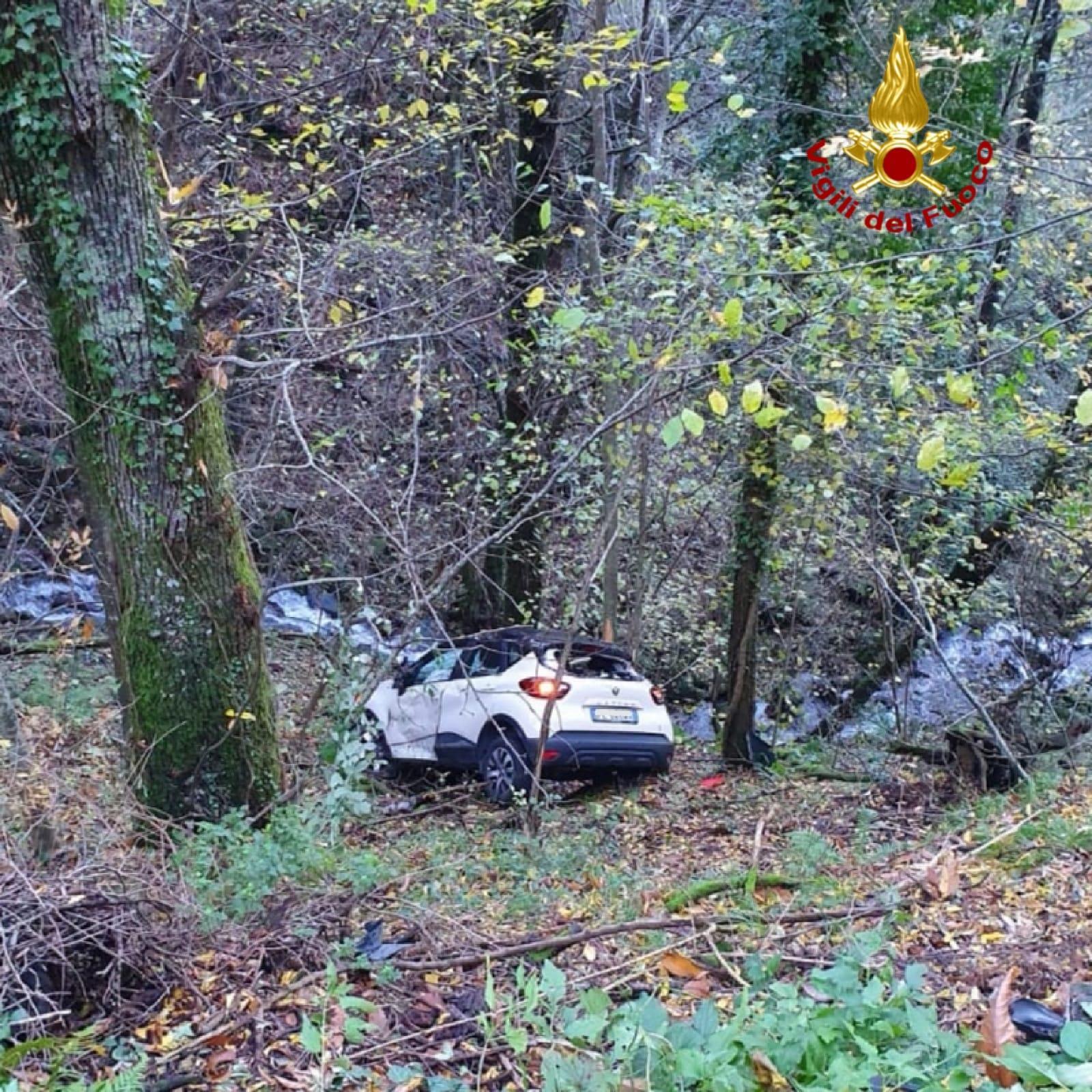 L'auto nella scarpata