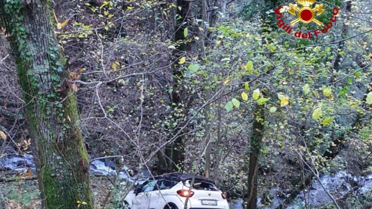 L'auto nella scarpata