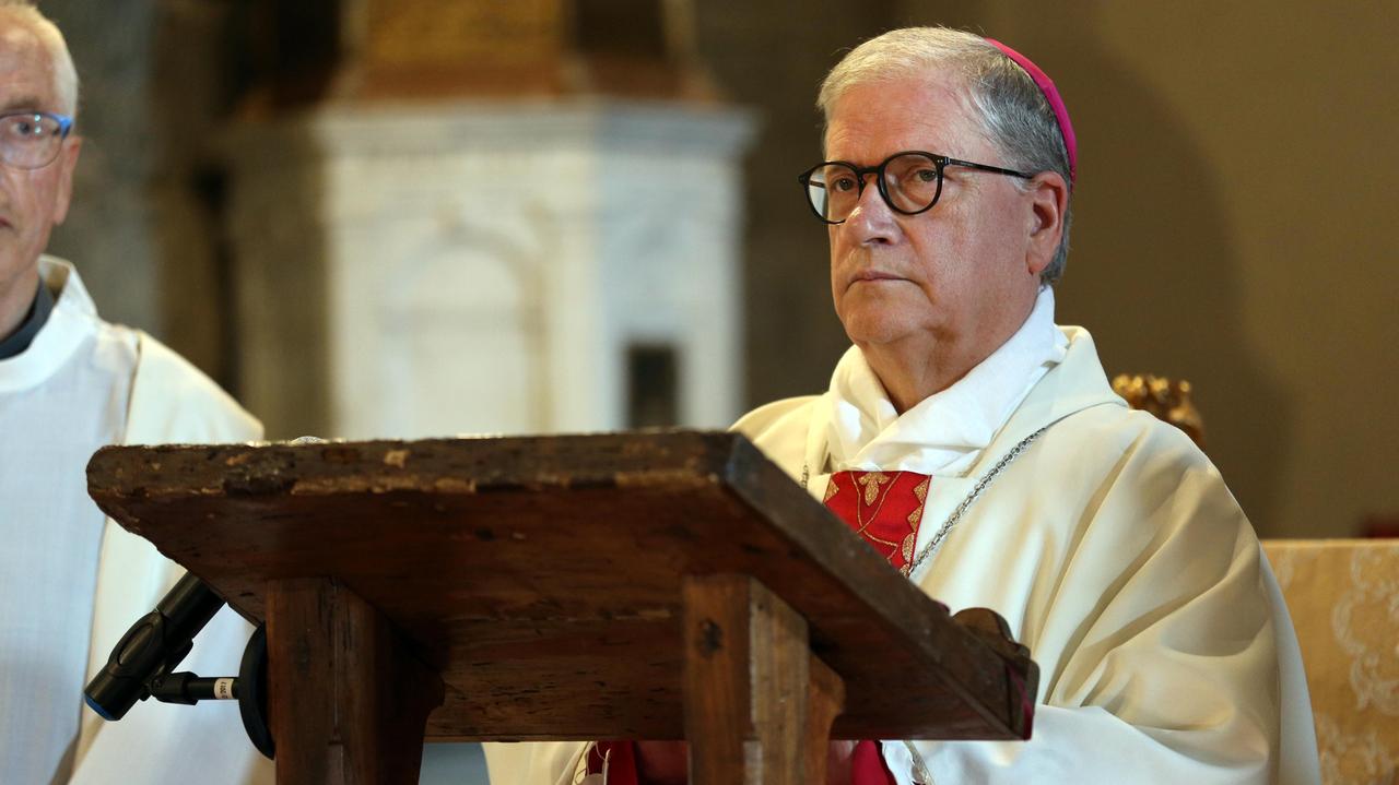 "Bella ciao" in chiesa, il vescovo: "Amareggiato da don Biancalani"