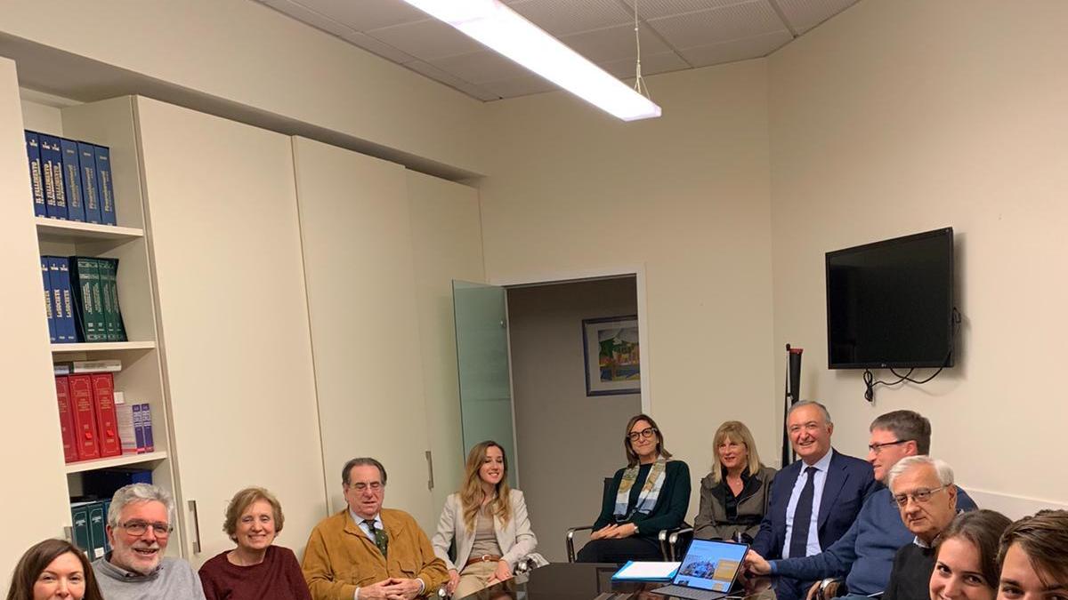 Alcuni componenti dell'associazione Prato Italia Mondo durante un incontro