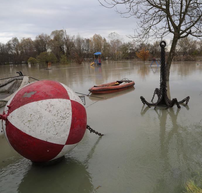 Allerta rossa per la piena del Po: al via l’evacuazione alle Ghiarole 