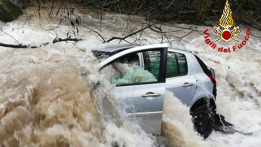 Auto travolta dal Serchio, donna messa in salvo
