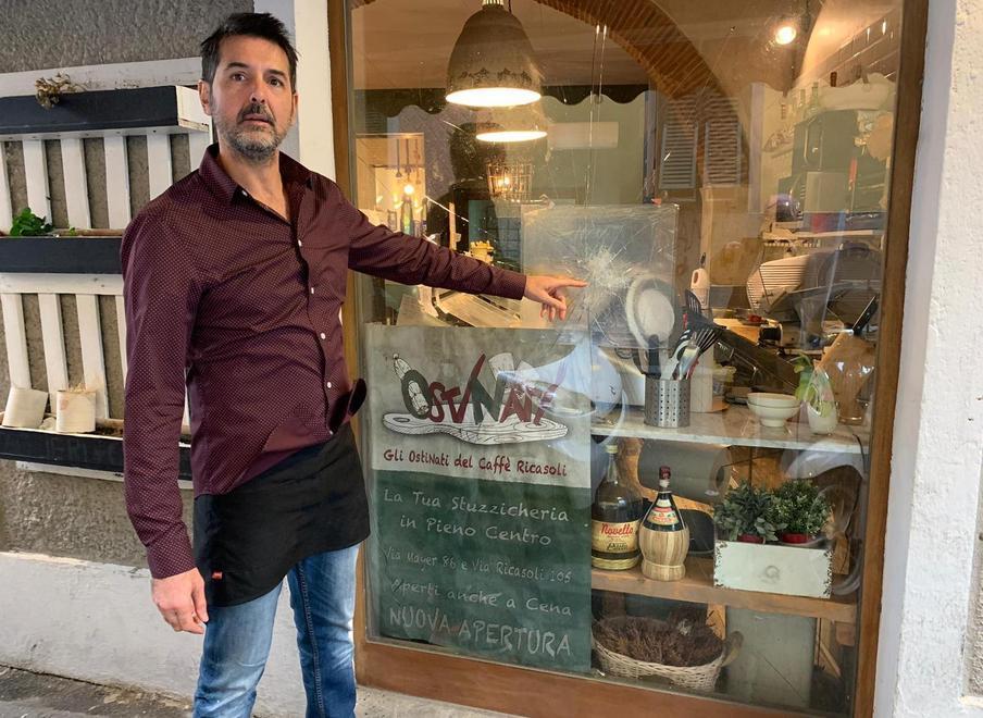 Con un cartello spacca il vetro della trattoria: mille euro di danni