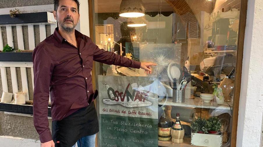 Con un cartello spacca il vetro della trattoria: mille euro di danni
